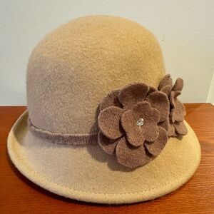 1920s flapper style 100% wool felt cloche hat autumn/winter with flowers tan